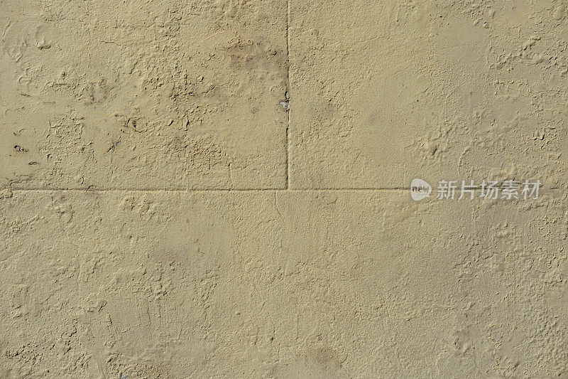 旧的、涂有油漆的混凝土砌块墙的一部分