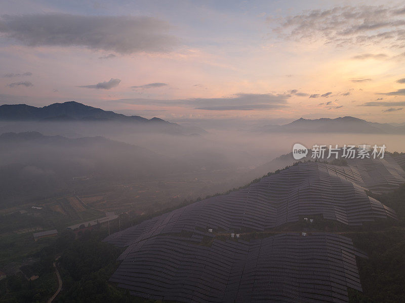 夕阳中的太阳能光伏电站