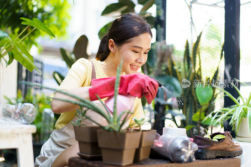 一位妇女正在种树。