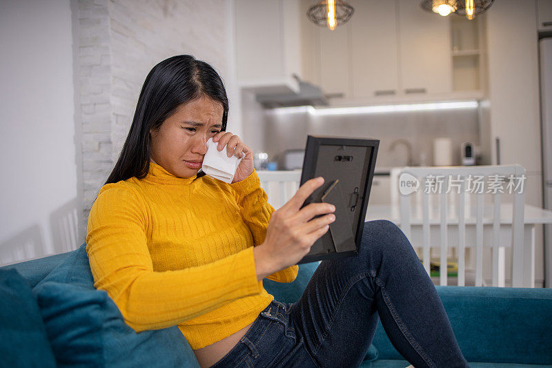 拿着相框的年轻女子