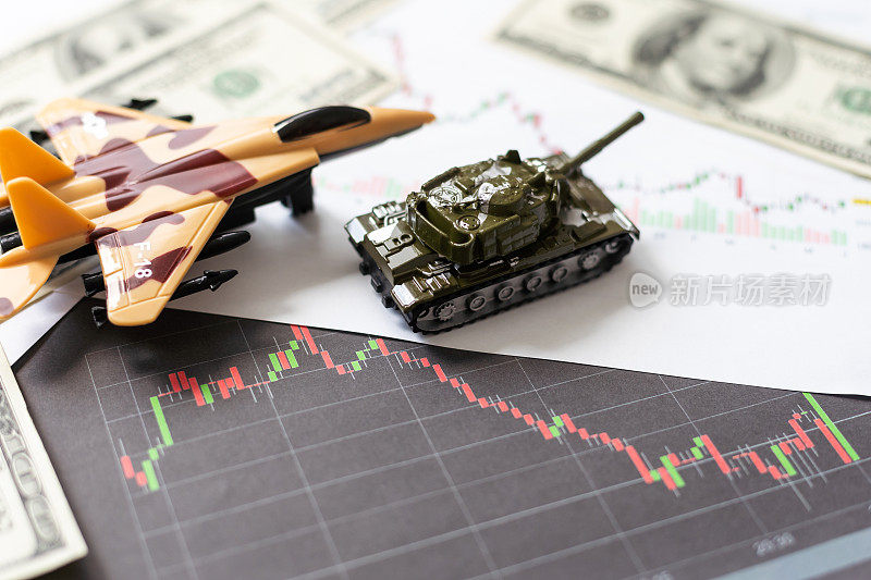 玩具坦克在美钞的背景上