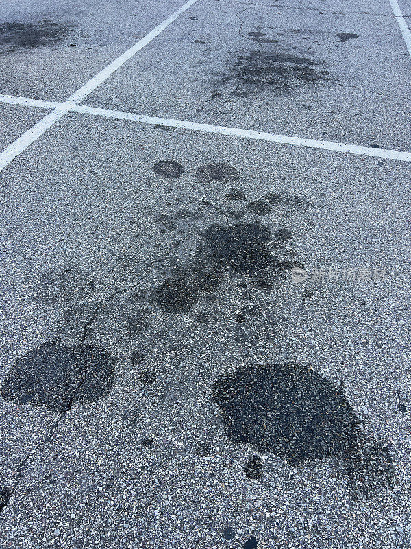 停车场的油渍