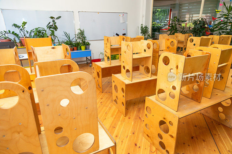 空荡荡的教室里只有木凳和桌子