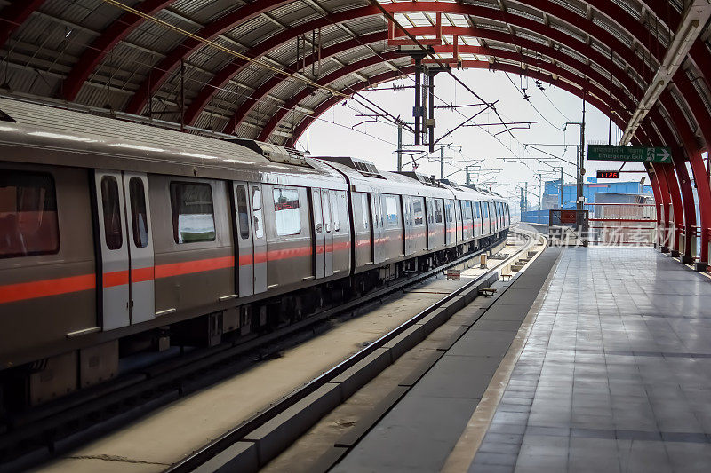 印度新德里2023年10月9日-德里地铁列车抵达印度新德里jhanddewalan地铁站，公共地铁从jhanddewalan站出发