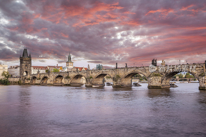 布拉格——捷克共和国伏尔塔瓦河上的查理大桥