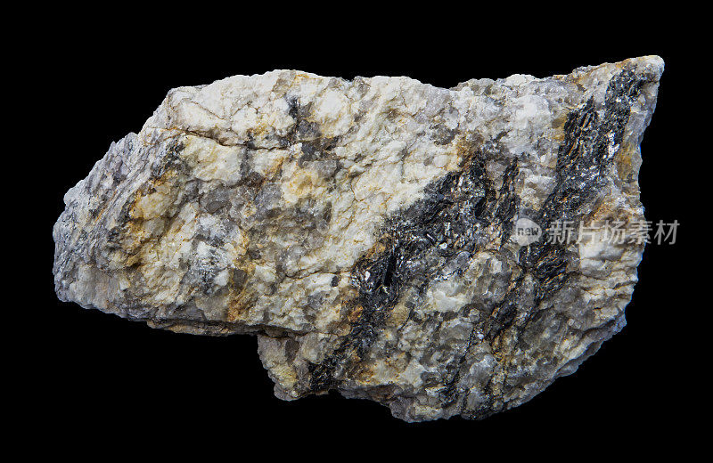 火成岩的放大特写，裂缝中有金属矿物。