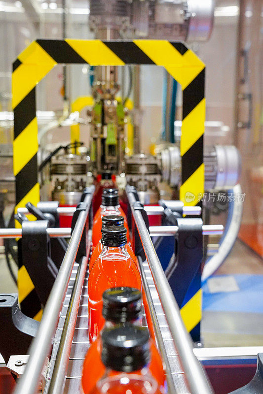 工业工厂中红色饮料的制造、装瓶和贴标过程的自动化