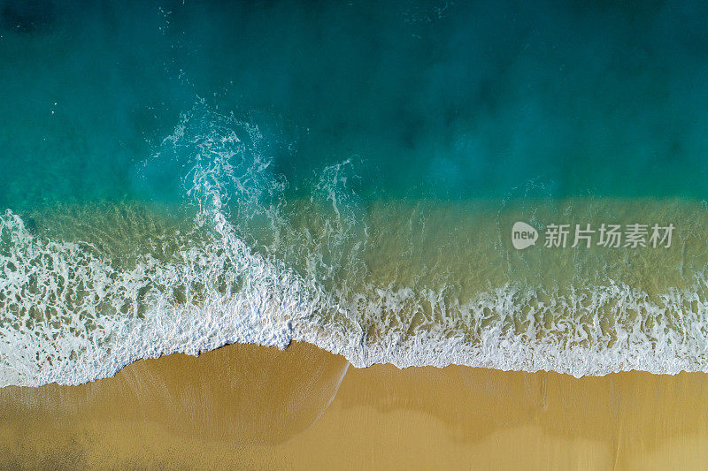 鸟瞰碧绿的大海和海浪