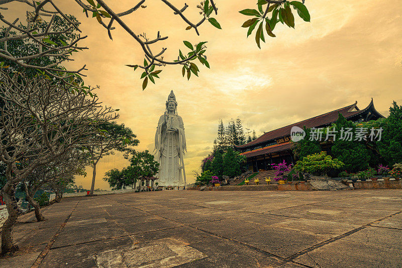 临安塔鸟瞰图，大叻市，林同省，越南。在大象瀑布附近有一座白色的71米高的雕像
