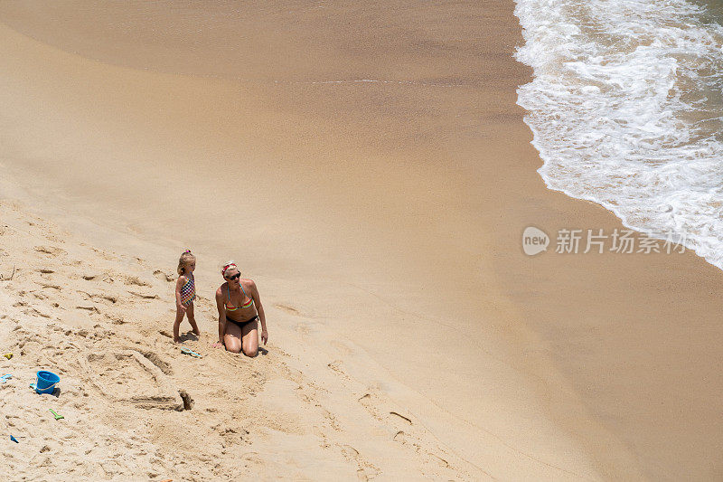 在著名的海滩上玩耍的女人和孩子
巴西里约热内卢的伊帕内玛