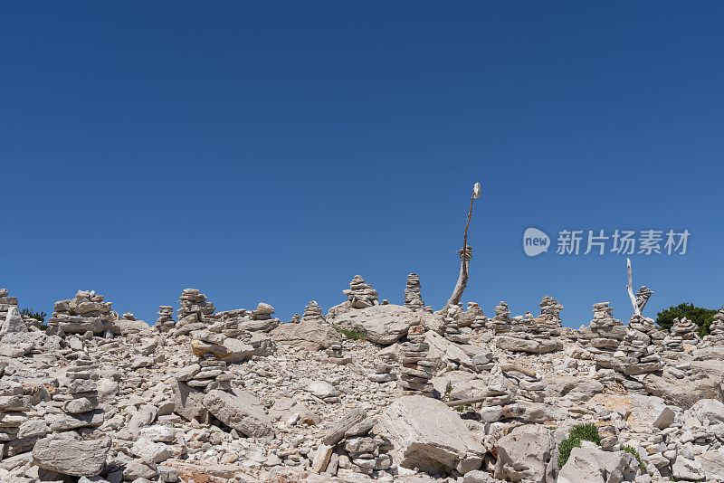 泰拉西卡，蓝色的天空衬托着许多堆积的石头