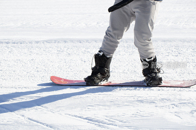 滑雪板运动员骑滑雪板。