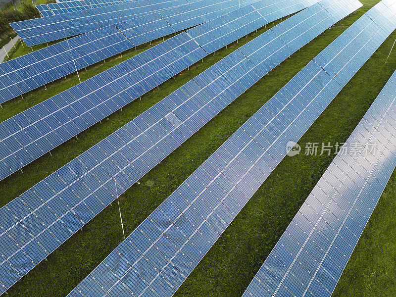 从空中俯瞰葡萄园附近的小山上的乡村太阳能农场。光伏太阳能电池板是绿色能源。