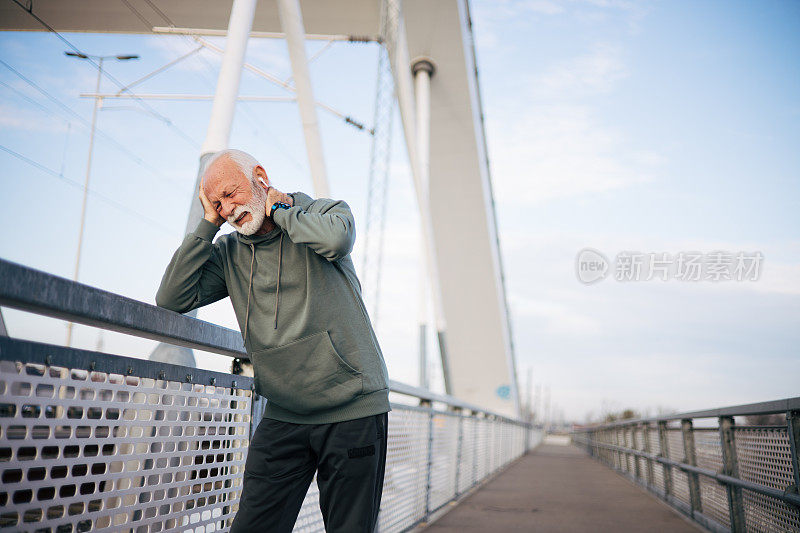 一个成熟男人在户外运动时颈部疼痛的镜头