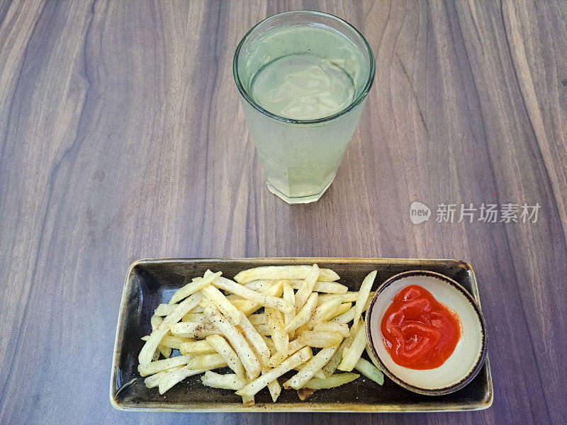 炸薯条和酸橙冷饮。零食和饮料菜单。