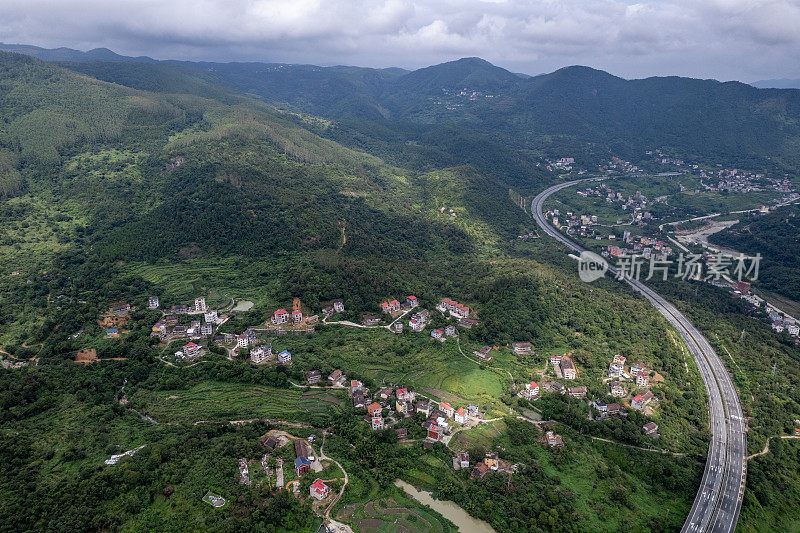 通过山区和农村地区的高速公路鸟瞰图