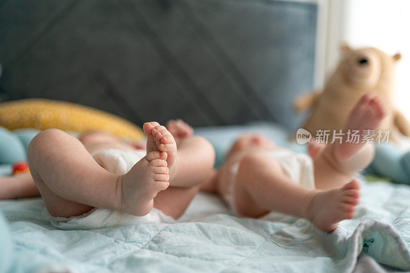 双胞胎宝宝的脚