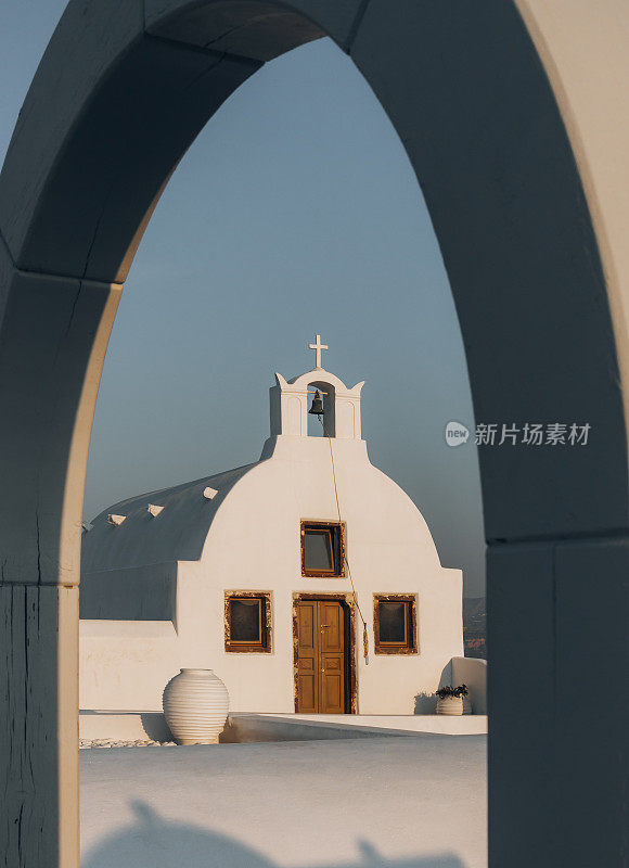 日落时分希腊伊亚镇著名的白色教堂