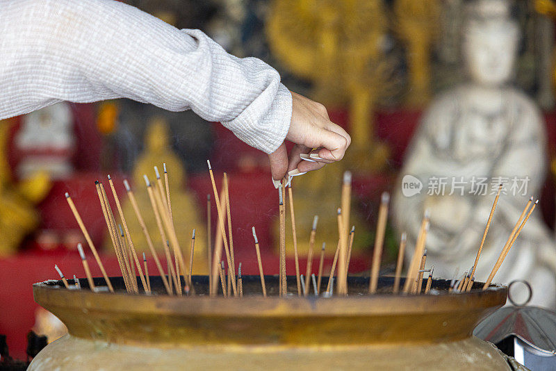 在庙里祈福，人们点上香祈福