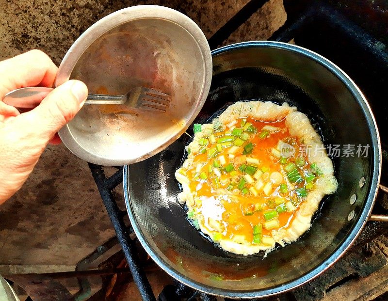 烹饪蔬菜煎蛋卷——食品准备。