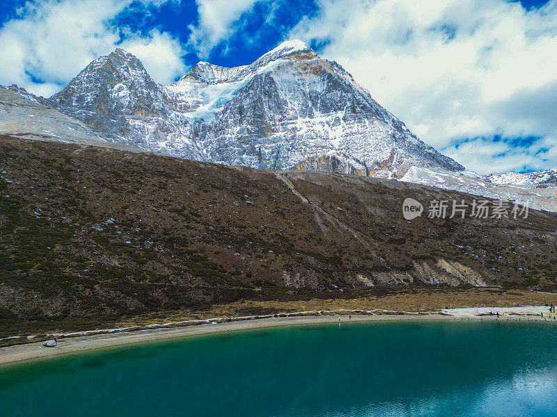 美丽的绿松石湖被称为牛奶湖，亚丁自然保护区五色湖，亚丁风景区位于中国四川稻城