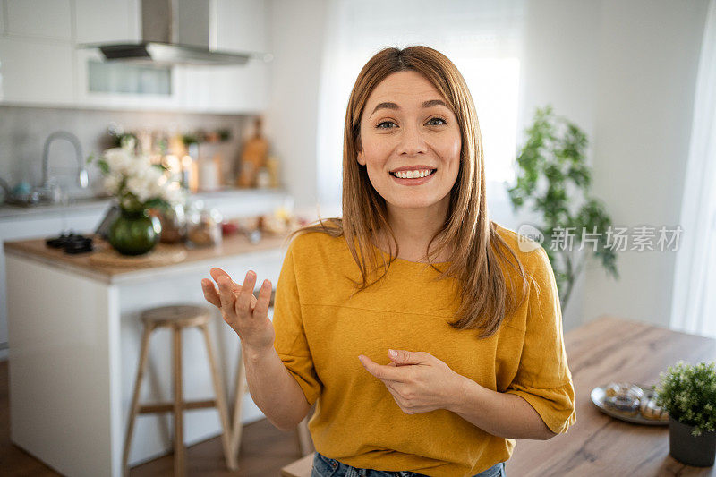 一位年轻的女视频博主正在制作视频