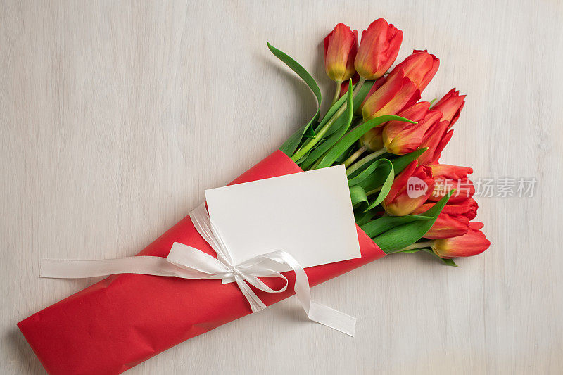 郁金香花束与个性化卡片，庆祝场合，生日惊喜，花卉安排。