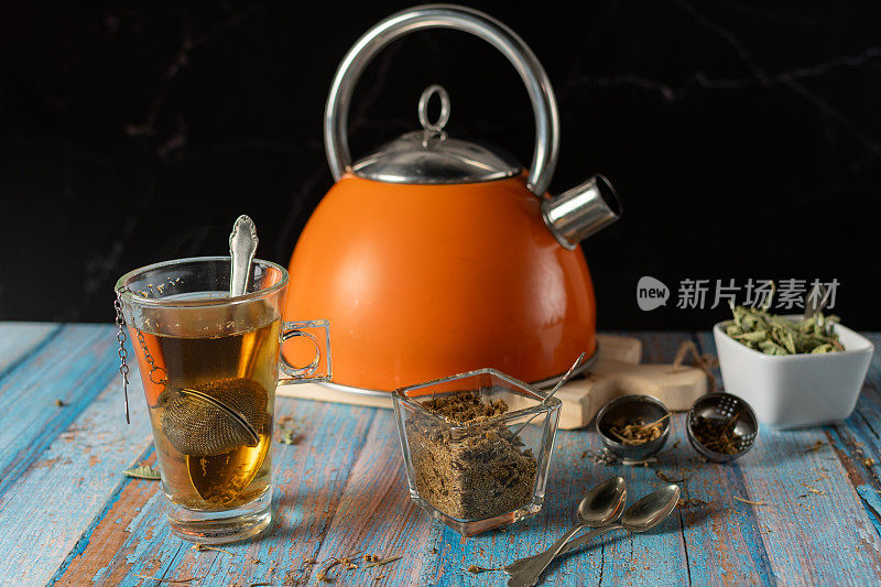 洋甘菊和柠檬马鞭草茶的制备。