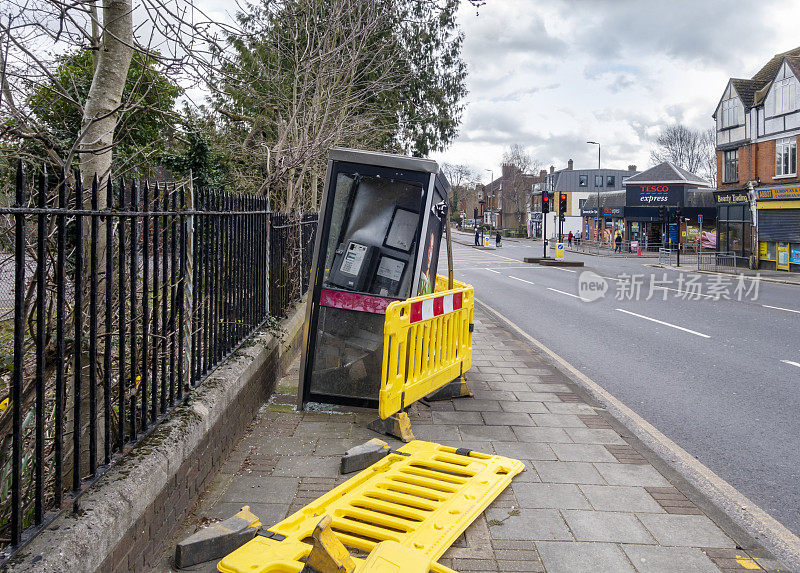 伦敦东南部人行道上损坏的电话亭