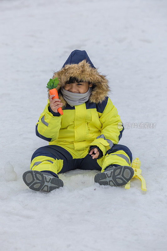 孩子们在雪中玩耍。冬天，穿着滑雪服的亚洲孩子在扔雪。快乐的童年。江原道，韩国