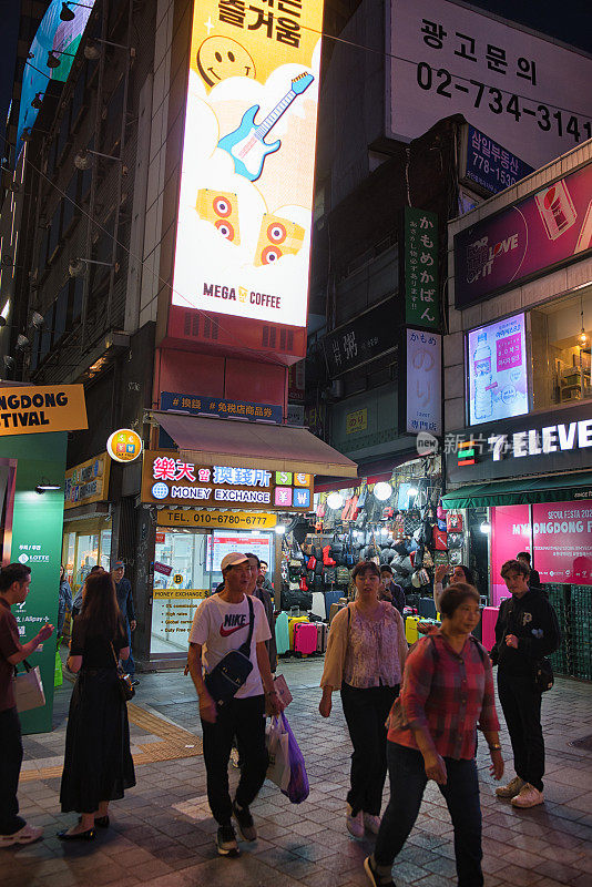 2024首尔庆典期间，游客在明洞购物街