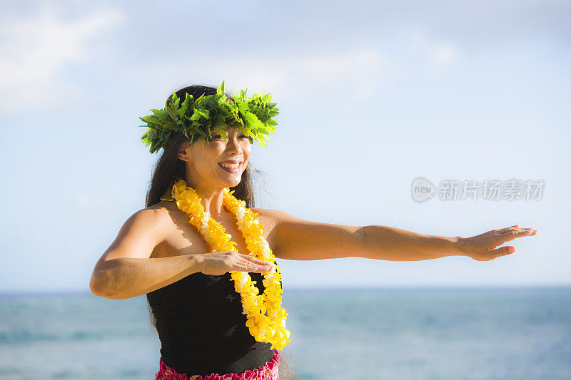 考艾岛海滩上的夏威夷草裙舞