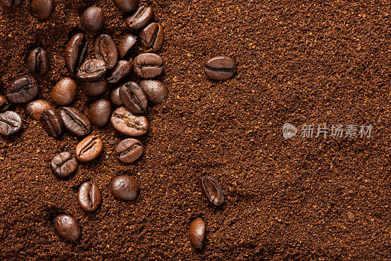 咖啡豆和磨碎的咖啡背景