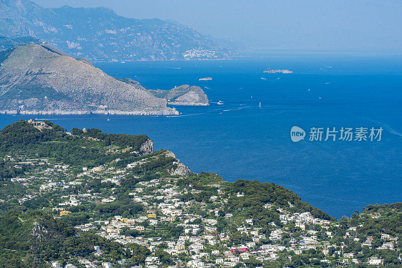 意大利第勒尼安海的卡普里岛的海岸线，阿马尔菲海岸和卡普里镇。