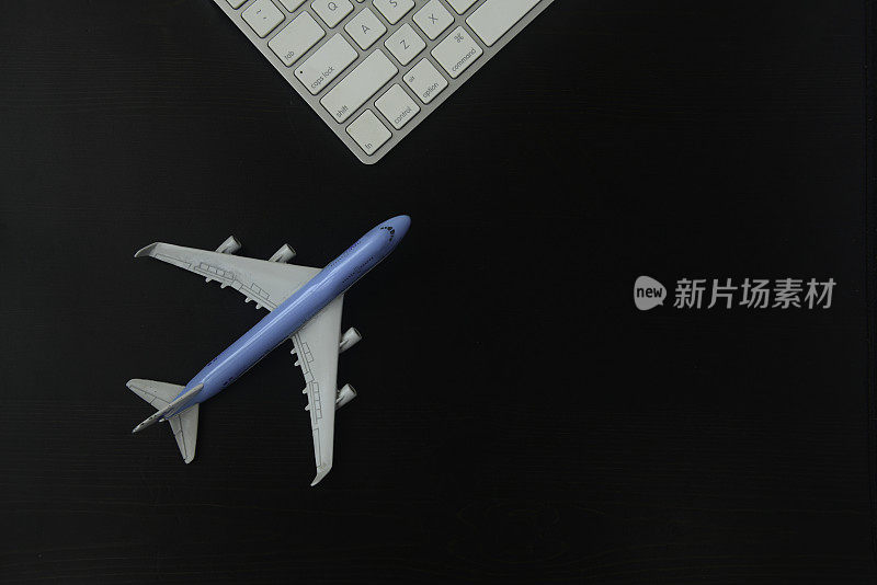 飞机模型和电脑键盘的特写