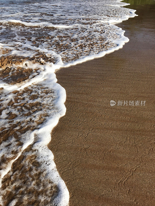 日出时的金色沙滩，波罗海滩，在夏威夷毛伊岛的怀利亚