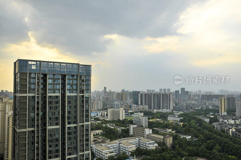 城市天际线在日出，成都，中国