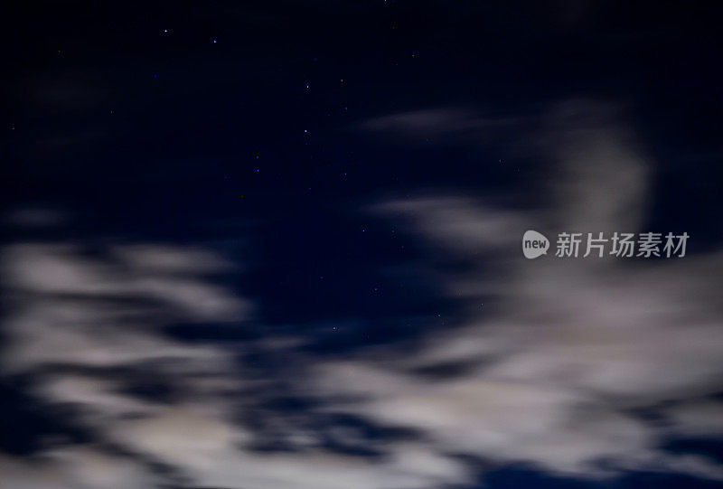 夜空，有云有星