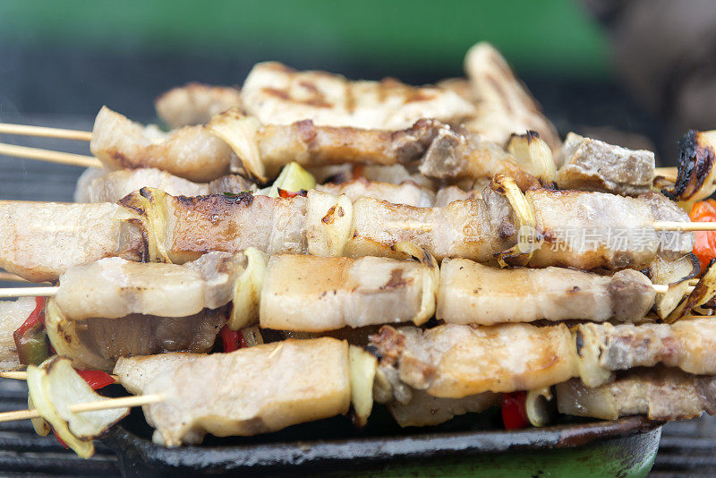 街头市场上的各种肉类食品。