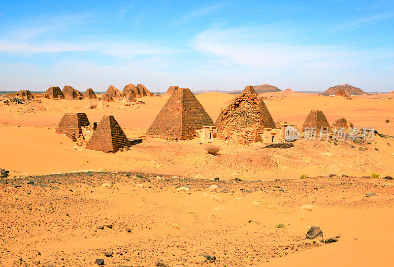 梅罗埃金字塔全景，南方和北方墓地(前景和背景)-撒哈拉沙漠中的努比亚坟墓-联合国教科文组织世界遗产，贝格拉维亚，苏丹