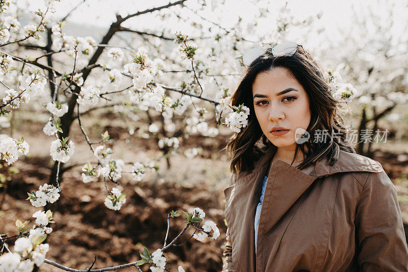 美丽自然的年轻女子在花园里