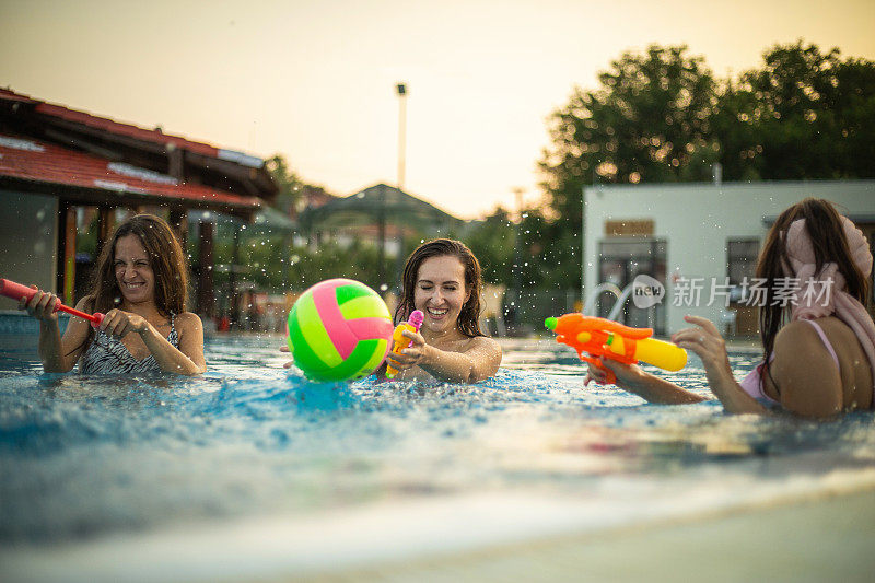 年轻女人在泳池里玩得很开心