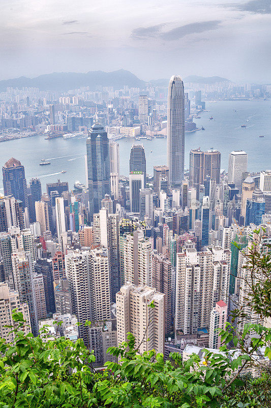 鸟瞰图香港城市天际线及维多利亚港