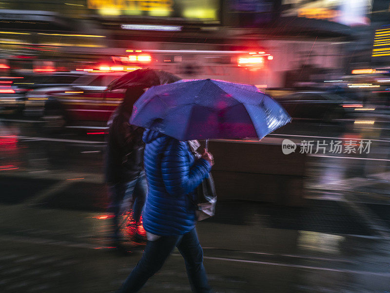 在曼哈顿撑着雨伞的行人