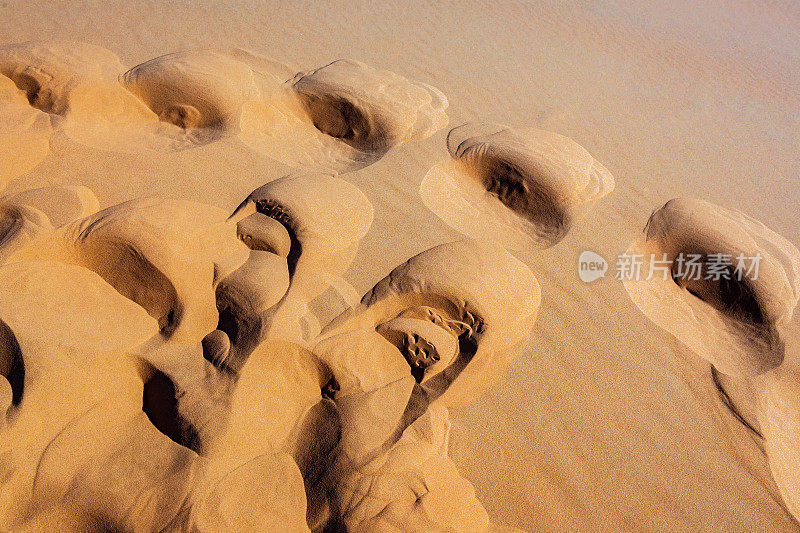 北非摩洛哥的切比沙漠沙滩上的脚印