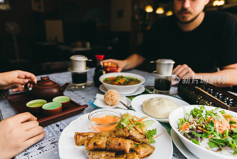 传统的越南晚餐在餐厅-与朋友吃饭