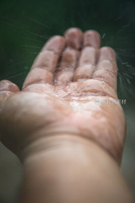 手在雨下，雨水