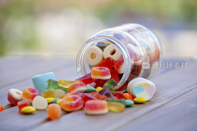 各式各样的糖果装在玻璃瓶里