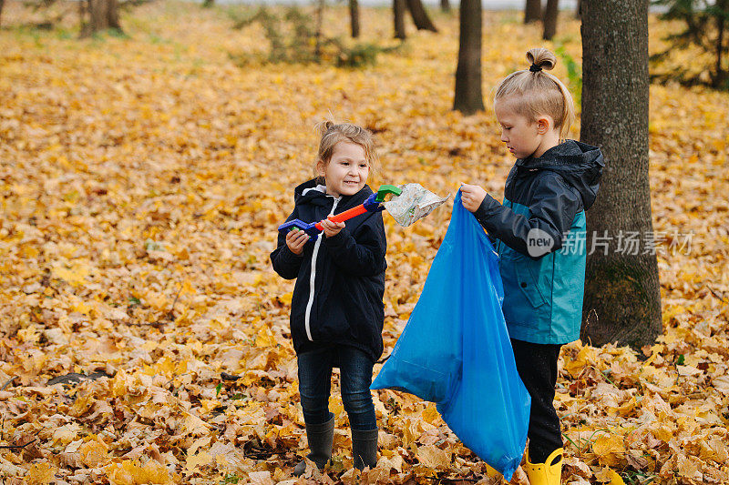 秋天，小朋友们在森林里用捡垃圾的工具捡垃圾