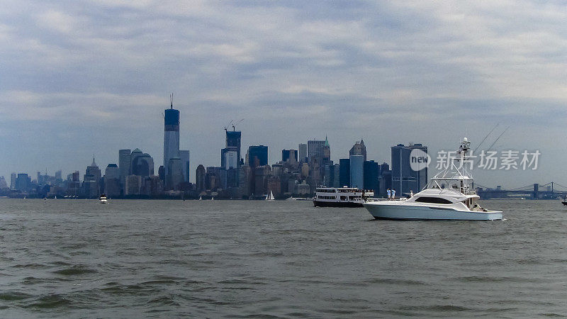 纽约哈德逊河上的豪华游艇